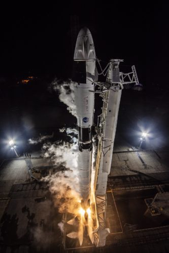 Falcon 9 je moderní a tecnologicky vyspělá raketa schopná vynášet kosmickou loď Dragon v pilotované i nákladní konfigurace. Nejvíce misí má za sebou na nízkou oběžnou dráhu. Na obrázku statický zážeh před misí Crew-6 (Foto: SpaceX)