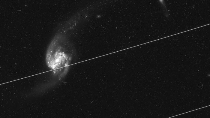 Jedna z fotografií Hubbleova teleskopu znehodnocená stopou po družici Starlink. Zdroj: /universemagazine.com
