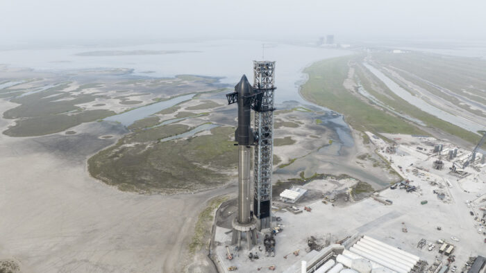 SHS je úplně nový dopravní systém. Cílem je plná znovupoužitelnost všech částí. Nikdo jiný v současné době nic podobného nevyrábí. Foto: SpaceX